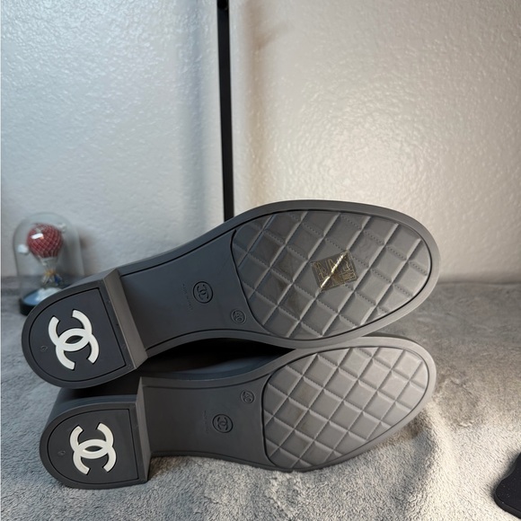 CHANEL Gray and Blue Rain Boots with Knit Cuffs - Picture 5 of 16